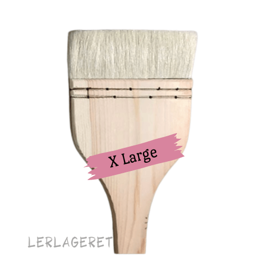 Pensler med gedehår på træskaft fra lerlageret.com Penslerne anvendes ofte til glasering og begitning, da de kan holde på en stor mængde væske.
Inden du benytter dine nyindkøbte pensler, skal du skylle hårene under varmt vand.
Efter brug skylles penslerne grundig i lunkent vand, forsigtig presses vandet ud og penslerne sættes til tørre luftigt og med hårene op ad. Så holder de længere og er altid rene og klar til brug.
Emner til sprøjte glasering fås også hos lerlageret.com