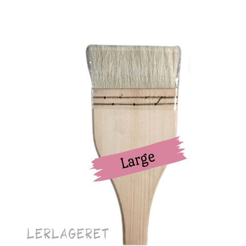 Pensler med gedehår på træskaft fra lerlageret.com Penslerne anvendes ofte til glasering og begitning, da de kan holde på en stor mængde væske.
Inden du benytter dine nyindkøbte pensler, skal du skylle hårene under varmt vand.
Efter brug skylles penslerne grundig i lunkent vand, forsigtig presses vandet ud og penslerne sættes til tørre luftigt og med hårene op ad. Så holder de længere og er altid rene og klar til brug.
Emner til sprøjte glasering fås også hos lerlageret.com