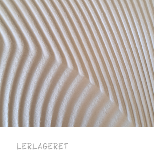 Skæretråde med riller fra lerlageret.com er rigtig god til at lave dekorationer med.
Du kan lave de fineste dekorationer på skåle og kopper med den rillede skæretråd.
Hvis du drejer, kan du dreje koppen ekstra tyk, lad den tørrer lidt, brug evt. en varmepistol, skær så stykker af koppen på udvendig side. Du kan strække mønstret ved at dreje videre bagefter. Det er en spændende måde at arbejde på.
Skæretråden med riller, kan også bruges til pladeteknik, hvor overfladen skal være bølget.