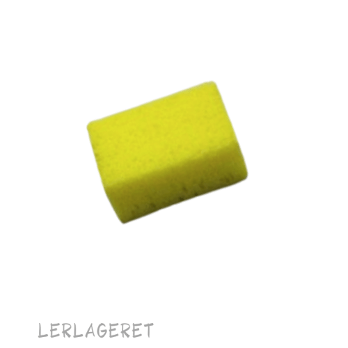 En svamp fra lerlageret.com er ikke bare en svamp. Disse svampe er meget anvendelige ved drejeskiven, når du modellere og når du glaserer. De kan holde på en masse vand, og er robuste så hvis du passer godt på din svamp har du den længe. Da den ikke smuldrer er den rigtig rar at arbejde med. 6x3x4