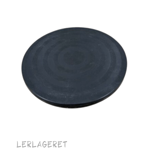 Kavalet i plast Ø20
Den er nem at ha med hvis du arbejde i åbent værksted eller når du skal undervis, da den kun vejer 200 gram og ikke fylder meget.
Den er rigtig god til modellerings opgaver og særlig velegnet når du glaserer med mundblæseren fra Lerlagert.com
Du skal ikke lade dig skræmme af at den er lavet i plastik. Den er meget stabil og løfter de fleste opgaver nøjagtig lige så godt som dem i metal.