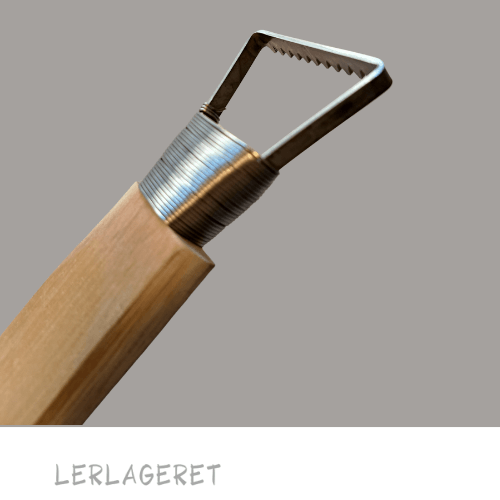 Slyngen fra lerlageret.com har et skråt modelleringsskaft, der er meget anvendelig til at glatte bunden med hvis du bruger slyngen til afdrejning.
Tænderne kan anvendes når du afdrejer hvis det du drejer af er for vådt, kan der komme bølger/gardiner der er svære at få væk. Men hvis du kører slyngen med tænderne en runde på dit emne "stresser" du bølgerne og kan dreje af igen. En rigtig god "allround" slynge der kan bruges til mange forskellige formål. Som f.eks. udhuling af emner, modellering og afdrejning.