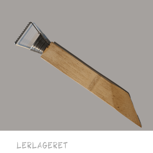 Slyngen fra lerlageret.com har et skråt modelleringsskaft, der er meget anvendelig til at glatte bunden med hvis du bruger slyngen til afdrejning.
Tænderne kan anvendes når du afdrejer hvis det du drejer af er for vådt, kan der komme bølger/gardiner der er svære at få væk. Men hvis du kører slyngen med tænderne en runde på dit emne "stresser" du bølgerne og kan dreje af igen. En rigtig god "allround" slynge der kan bruges til mange forskellige formål. Som f.eks. udhuling af emner, modellering og afdrejning.