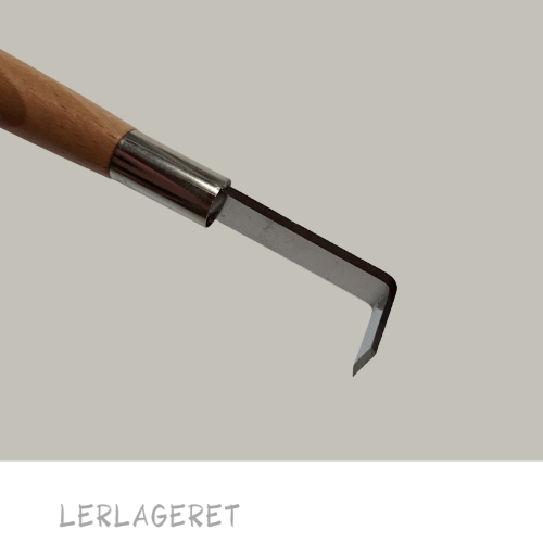 Trimmeværktøj fra lerlageret.com med to muligheder.
Den er god til de fine detaljer og finurlige mønstre og dekorationer.
Træ og stål 22 cm lang.
Lerlageret.com forhandler også en med trimme krog