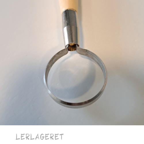 Stor slynge fra lerlageret.com med dobbelt hoved og et godt træhåndtag. Rund i begge ender Længde 22,5 cm ø3 og ø4 cm