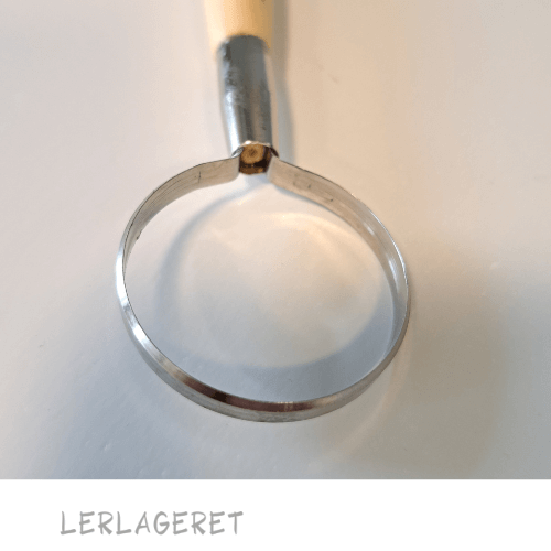 Stor slynge fra lerlageret.com med dobbelt hoved og et godt træhåndtag. Rund i begge ender Længde 22,5 cm ø3 og ø4 cm