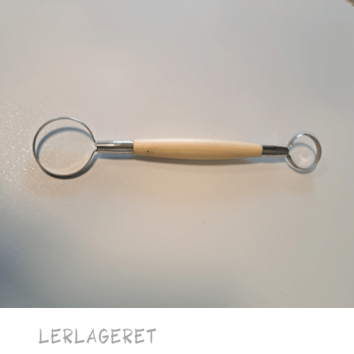 Stor slynge fra lerlageret.com med dobbelt hoved og et godt træhåndtag. Rund i begge ender Længde 22,5 cm ø3 og ø4 cm