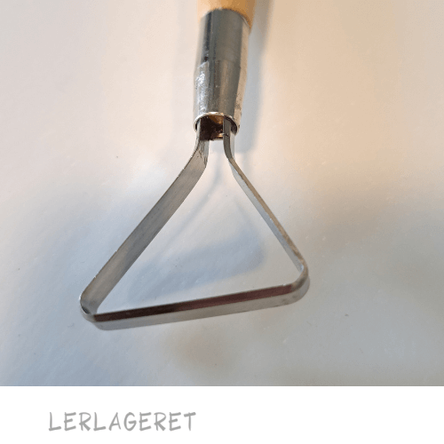 Stor slynge fra Lerlageret.com med dobbelt hoved og et godt træhåndtag. Trekantet i begge ender Længde 23 cm Slynge bredde 3 og 4,5 cm