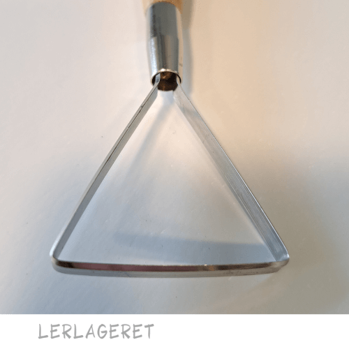 Stor slynge fra Lerlageret.com med dobbelt hoved og et godt træhåndtag. Trekantet i begge ender Længde 23 cm Slynge bredde 3 og 4,5 cm