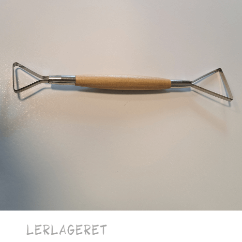 Stor slynge fra Lerlageret.com med dobbelt hoved og et godt træhåndtag. Trekantet i begge ender Længde 23 cm Slynge bredde 3 og 4,5 cm