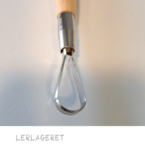 Stor slynge fra lerlageret.com med dobbelt hoved og et godt træhåndtag. Dråbeformet i begge ender Længde 22 cm Slynge bredde 1,5 og 4,5 cm