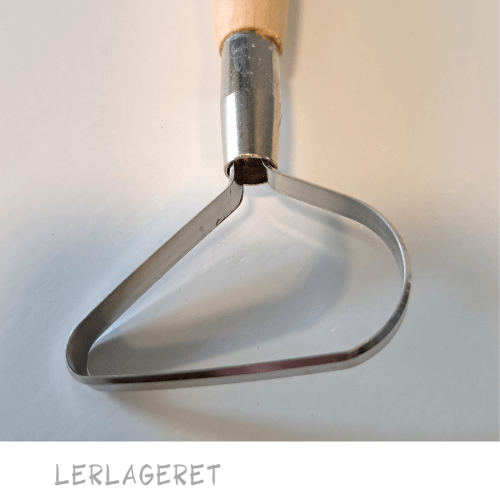 Stor slynge fra lerlageret.com med dobbelt hoved og et godt træhåndtag. Dråbeformet i begge ender Længde 22 cm Slynge bredde 1,5 og 4,5 cm