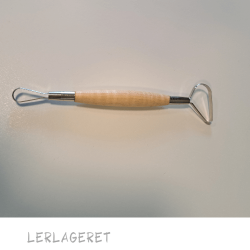Stor slynge fra lerlageret.com med dobbelt hoved og et godt træhåndtag. Dråbeformet i begge ender Længde 22 cm Slynge bredde 1,5 og 4,5 cm