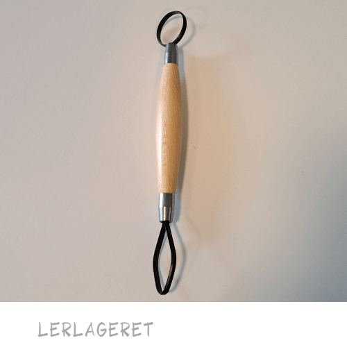 Store slynger fra lerlageret.com med dobbelt hoved og et godt træhåndtag. Oval og rund slynge Længde 17 cm Slynge bredde 1- 2,5 cm