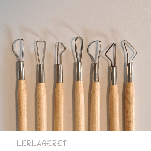 Metal slynger dobbelt
Disse fine metalslynger fra lerlageret.com har mange anvendelsesmuligheder. De kan bruges, når du skal trimme / afdreje små emner eller lave mønster i din afdrejning.
Pakken indeholder 14 forskellige slyngehoveder alle er 16 cm.