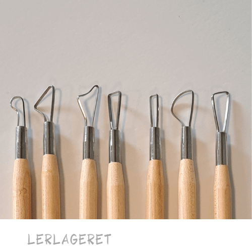 Metal slynger dobbelt
Disse fine metalslynger fra lerlageret.com har mange anvendelsesmuligheder. De kan bruges, når du skal trimme / afdreje små emner eller lave mønster i din afdrejning.
Pakken indeholder 14 forskellige slyngehoveder alle er 16 cm.