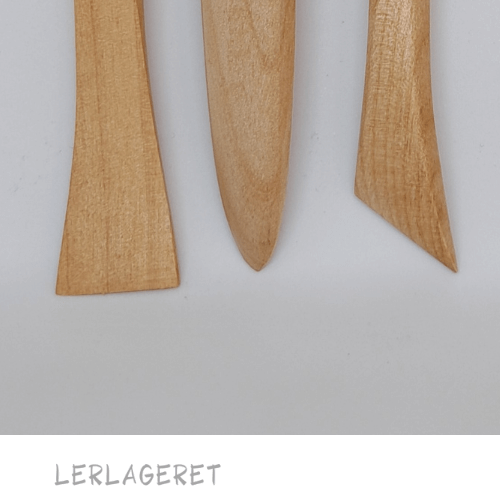 Metal slynger med modellerings skaft
Disse fine metalslynger fra lerlageret.com har mange anvendelsesmuligheder. De kan bruges, når du skal trimme / afdreje små emner eller lave mønster i din afdrejning.
Du kan også bruge dem når du modellere, da de alle har forskellige modellerpinde, i træ, som skaft.
Pakken indeholder 6 forskellige alle er 16 cm lange