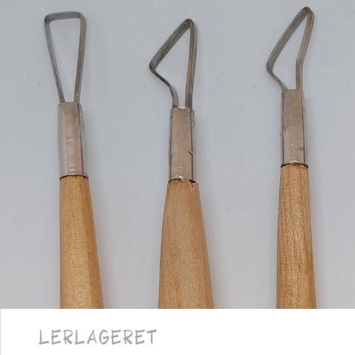 Metal slynger med modellerings skaft
Disse fine metalslynger fra lerlageret.com har mange anvendelsesmuligheder. De kan bruges, når du skal trimme / afdreje små emner eller lave mønster i din afdrejning.
Du kan også bruge dem når du modellere, da de alle har forskellige modellerpinde, i træ, som skaft.
Pakken indeholder 6 forskellige alle er 16 cm lange