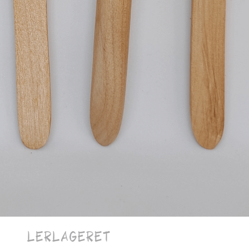 Metal slynger med modellerings skaft
Disse fine metalslynger fra lerlageret.com har mange anvendelsesmuligheder. De kan bruges, når du skal trimme / afdreje små emner eller lave mønster i din afdrejning.
Du kan også bruge dem når du modellere, da de alle har forskellige modellerpinde, i træ, som skaft.
Pakken indeholder 6 forskellige alle er 16 cm lange