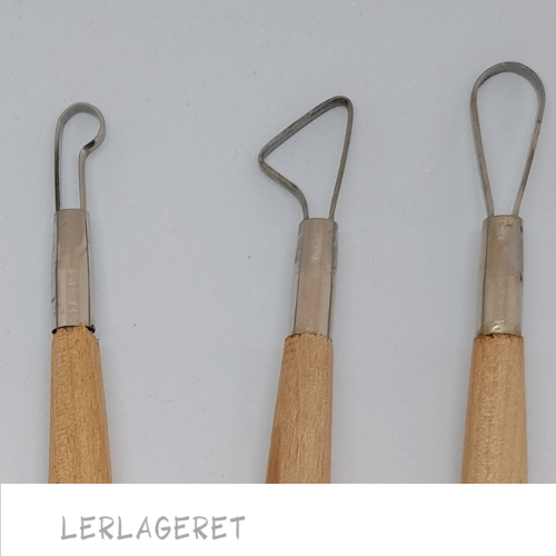 Metal slynger med modellerings skaft
Disse fine metalslynger fra lerlageret.com har mange anvendelsesmuligheder. De kan bruges, når du skal trimme / afdreje små emner eller lave mønster i din afdrejning.
Du kan også bruge dem når du modellere, da de alle har forskellige modellerpinde, i træ, som skaft.
Pakken indeholder 6 forskellige alle er 16 cm lange