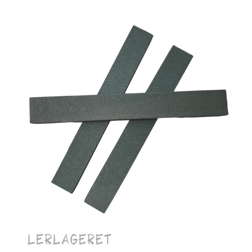 Slibesten fra lerlageret.com kan slibe på færdigbrændt keramik.
Den fjerner de skarpe kanter, rester af pladevask og små glasur uheld.
Overfladen på keramikken bliver fin og blød, hvor du har slebet, så du ikke ridser overfladen på f.eks. dit bord når du tager keramik i brug.
Slibestenen kan med fordel bruges våd, så du mindsker risikoen for indånding af det farlige slibestøv.
LerLageret.com anbefaler at der, når der arbejders med processer der støver, bærers maske.
Slibesten måler:140x12x12 mm.