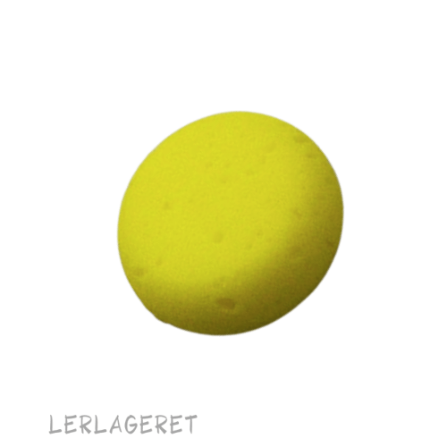 En svamp fra lerlageret.com er ikke bare en svamp. Disse svampe er meget anvendelige ved drejeskiven, når du modellere og når du glaserer. De kan holde på en masse vand, og er robuste så hvis du passer godt på din svamp har du den længe. Da den ikke smuldrer er den rigtig rar at arbejde med.
Denne svamp passer også til Svampestokken fra lerlageret.com