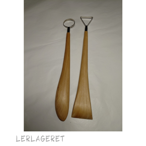 Lange skarpe slynger fra Lerlageret med et træ-skaftet der kan bruges til modellering af skulpturer.

Måler 30 cm