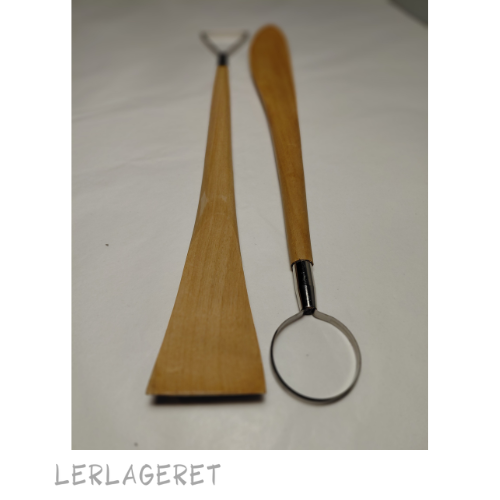 Lange skarpe slynger fra Lerlageret med et træ-skaftet der kan bruges til modellering af skulpturer.

Måler 30 cm