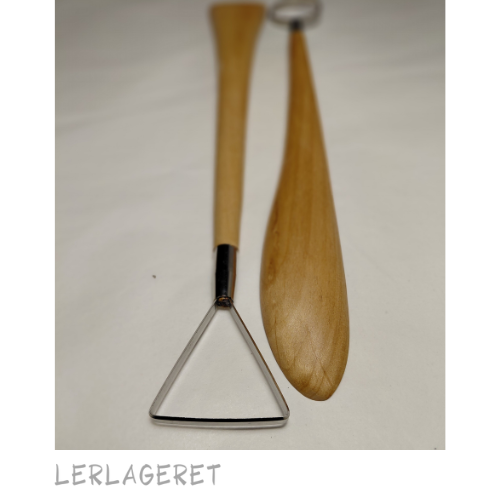 Lange skarpe slynger fra Lerlageret med et træ-skaftet der kan bruges til modellering af skulpturer.

Måler 30 cm