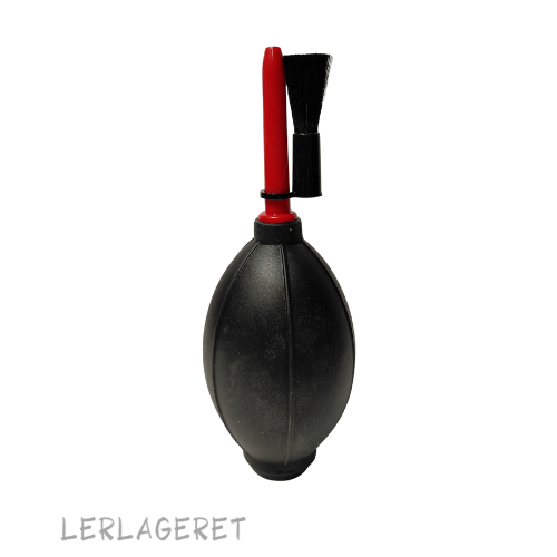 Børstebold fra Lerlageret

Når du trykker på den lille bold, kommer der luft ud.

Den er god at ha ved hånden hvis du sidder med små dekorationer, ornamenter og feks. sgraffito. Med bolden kan du blæse fnulleret væk, så behøver du ikke sidde og puste. Den lille børste kan fjerne det der sætter sig fast i rillerne, når du dekorerer.

Incl. børste måler den 20cm