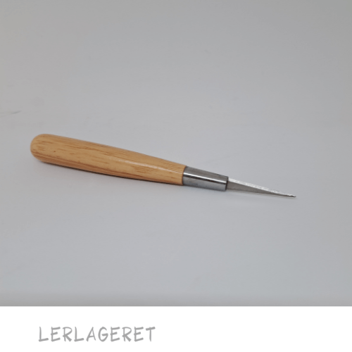 Keramik Pottemagerkniv  Kniven er skarpe og træskæftet ligger godt i hånden.   Den er bla. god når du skal skærer i læderhårdt ler.