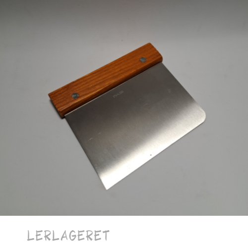 Metalskraber fra lerlageret.com med træhåndtag.

F.eks. til hurtigt og effektivt at rense bordpladen for ler.

Måler 11x13 cm.