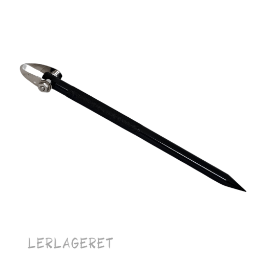Værktøj konstrueret til at lave finesser og detaljer. Super god til graveringer så glasuren får kanter at løbe på.

Værktøjet ligger godt i hånden og er utrolig lækkert at arbejde med. Det har tynde, skarpe blade, der holder sig skarpe længe.

Skæret kan justeres og fastspændes så den passer til din måde at arbejde på og så du skåner dit håndled.&nbsp;

Meget velegnet til dig der går op i detaljeret udsmykning på din keramik.

Længde 16,5 cm