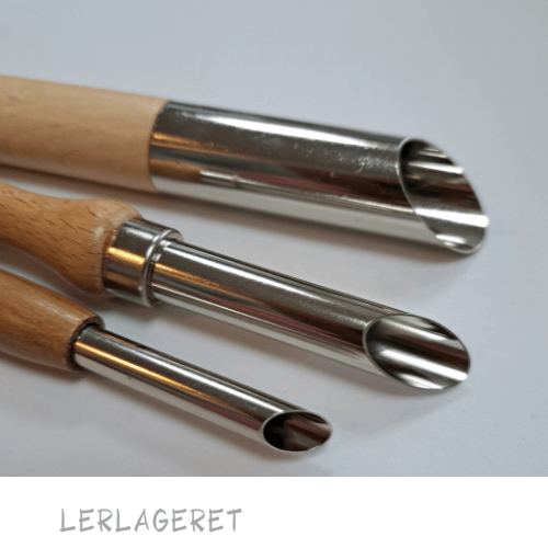 Huljern med træ-håndtag. Huljern med rundt rør, laver rigtig fine runde huller, uden kanter. Benyttes i læderhårdt ler. 15- 16 cm lange og hhv. Ø7, Ø12 og Ø21