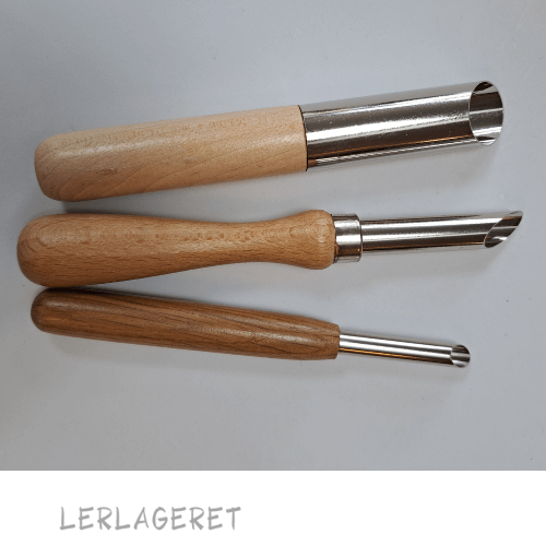 Huljern med træ-håndtag. Huljern med rundt rør, laver rigtig fine runde huller, uden kanter. Benyttes i læderhårdt ler. 15- 16 cm lange og hhv. Ø7, Ø12 og Ø21