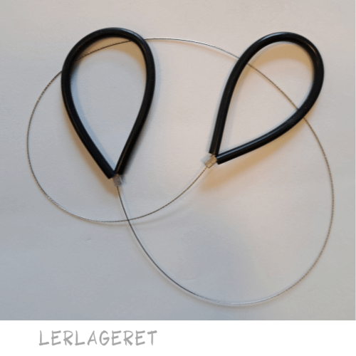 Skæretråden har to gode håndtag, så den er nem at arbejde med, også når fingrene er smurt ind i ler. Stålwire med håndtagene belagt med sort gummi. Wire længde 44 cm.