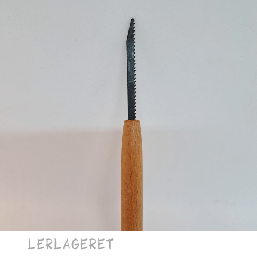 Perfekt til det lidt grovere arbejde, f.eks. til skulptur arbejde. Fra Lerlageret.com

Savklingen måler 5,5 cm