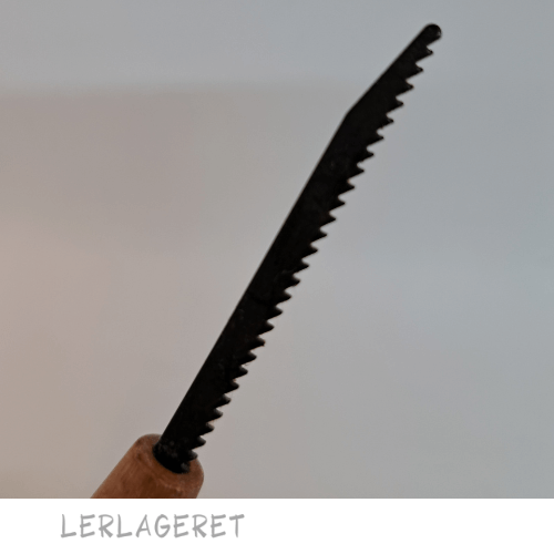 Perfekt til det lidt grovere arbejde, f.eks. til skulptur arbejde. Fra Lerlageret.com

Savklingen måler 5,5 cm