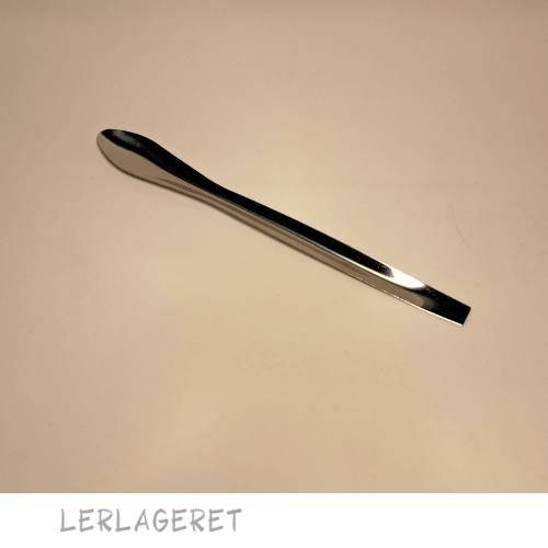 Lille smart ske fra Lerlageret, velegnet til små glasurprøver, når der skal mixes råvarer eller doseres i små mængder.

Måler 14 cm.