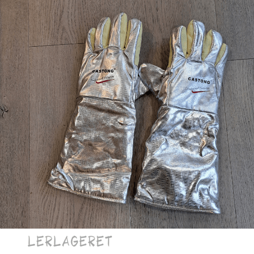 One size handsker fra Lerlageret 45 cm. lange
Varmebestandige handsker, hvor det yderste lag er af aluminiumsfolie.
Tåler stråle varme op til 800 grader.
Ved 500 grader kan de holde varmen ude i 15-25 sec.
Brug dem når du rakubrænder