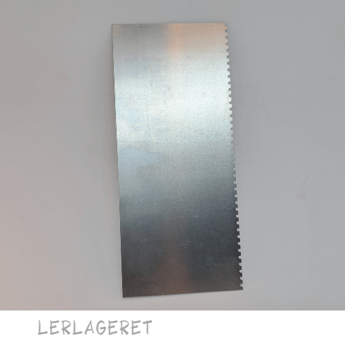 Metalskinne med tænder fra Lerlageret Rektangulær 16x7 cm
Skinnen er god til at skrabe overflader med på f.eks. tørt og læderhårdt ler. Hvis du gerne vil ha noget struktur frem. Den er også god til dig der drejer, hvis du gerne vil fjerne det yderste slikker lag, inden du fjerne dine emner fra drejeskiven.