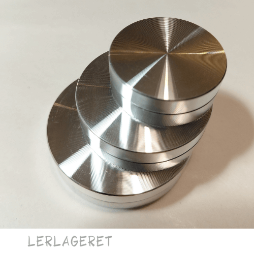 Enkelt og meget nyttigt lille redskab fra lerlageret.com til at lette afdrejningen.
Den fordeler trykket og drejer med skiven, så du slipper for finger mærker på dine emner.
Fåes i Ø3 cm, Ø3,5 cm og Ø4 cm
Drejer du store emner kan den med fordel bruges sammen med måle skiven fra lerlageret.com så fordeles trykket på et større areal.