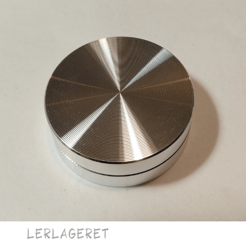 Enkelt og meget nyttigt lille redskab fra lerlageret.com til at lette afdrejningen.
Den fordeler trykket og drejer med skiven, så du slipper for finger mærker på dine emner.
Fåes i Ø3 cm, Ø3,5 cm og Ø4 cm
Drejer du store emner kan den med fordel bruges sammen med måle skiven fra lerlageret.com så fordeles trykket på et større areal.