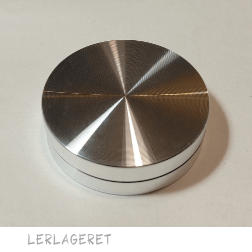 Enkelt og meget nyttigt lille redskab fra lerlageret.com til at lette afdrejningen.
Den fordeler trykket og drejer med skiven, så du slipper for finger mærker på dine emner.
Fåes i Ø3 cm, Ø3,5 cm og Ø4 cm
Drejer du store emner kan den med fordel bruges sammen med måle skiven fra lerlageret.com så fordeles trykket på et større areal.