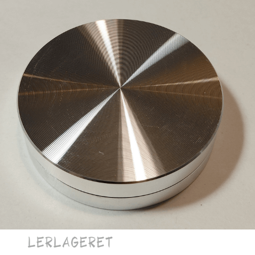 Enkelt og meget nyttigt lille redskab fra lerlageret.com til at lette afdrejningen.
Den fordeler trykket og drejer med skiven, så du slipper for finger mærker på dine emner.
Fåes i Ø3 cm, Ø3,5 cm og Ø4 cm
Drejer du store emner kan den med fordel bruges sammen med måle skiven fra lerlageret.com så fordeles trykket på et større areal.