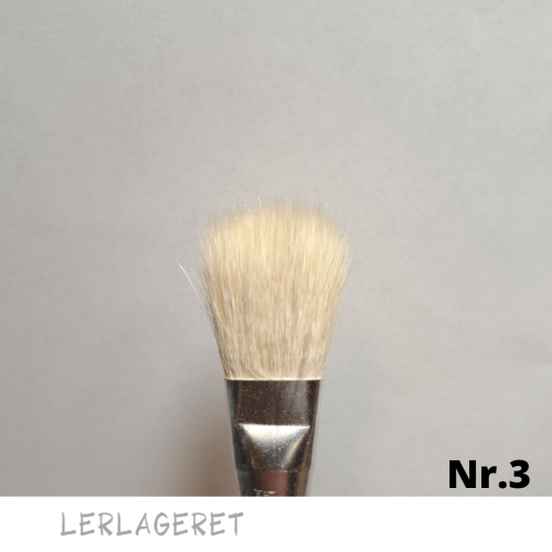 Rund pensler fra Lerlageret med gedehår på træskaft. Penslerne anvendes ofte til glasering eller begitning, da de kan holde på en stor mængde væske.
Disse pensler er særlig velegnet til dekoration.
Inden du benytter dine pensler, skal du skylle hårene under lunkent vand.