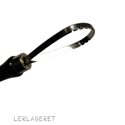 Store slynger fra Lerlageret, med et træhåndtag, der ligger godt i hånden.

Slyngerne har tænder, der gør dem meget anvendeligt til modellering, dekoration og struktur.

Måler 16 cm