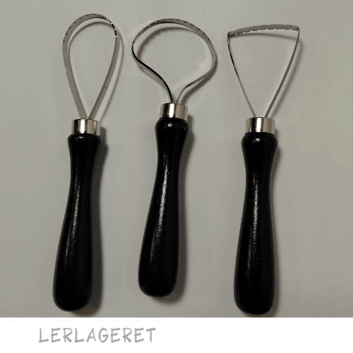 Store slynger fra Lerlageret, med et træhåndtag, der ligger godt i hånden.

Slyngerne har tænder, der gør dem meget anvendeligt til modellering, dekoration og struktur.

Måler 16 cm