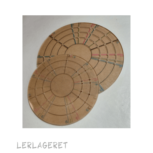 Måleskiven fra Lerlageret er opdelt i sektioner, der gør det nemt at lave symmetriske opmålinger på dit emne.

Den er effektiv til måleenheder der skal deles op f.eks. når du har emner der skal hænge med flere snore. Hvor det er vigtigt at afstanden er lige fordelt, så dit emne kommer til at hænge lige.

Kan også med fordel lægges under spinner til afdrejning, så trykket fordeles yderligere

Ø8 og Ø12 cm Transparant, det brune papir fjernes inden brug