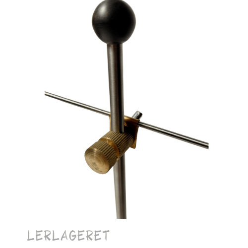 Fix lille drejemål.

Med gode indstillingsmuligheder fra Lerlageret.

Hvis du har noget ventilgummi kan du med fordel sætte det på spidsen, det bøjer let af uden at ødelægge kanten, hvis du drejer helt op til spidsen.

Et godt tip er at dreje det første emne efter en stål lineal . Inden du fjerner dit emne fra drejeskiven indstiller du dit drejemål. Jeg plejer at sætte den ca. 3 mm. over kanten og 3 mm. fra kanten. Så har du luft når du drejer op.

Drejemål højde 27 Armen måler 19cm